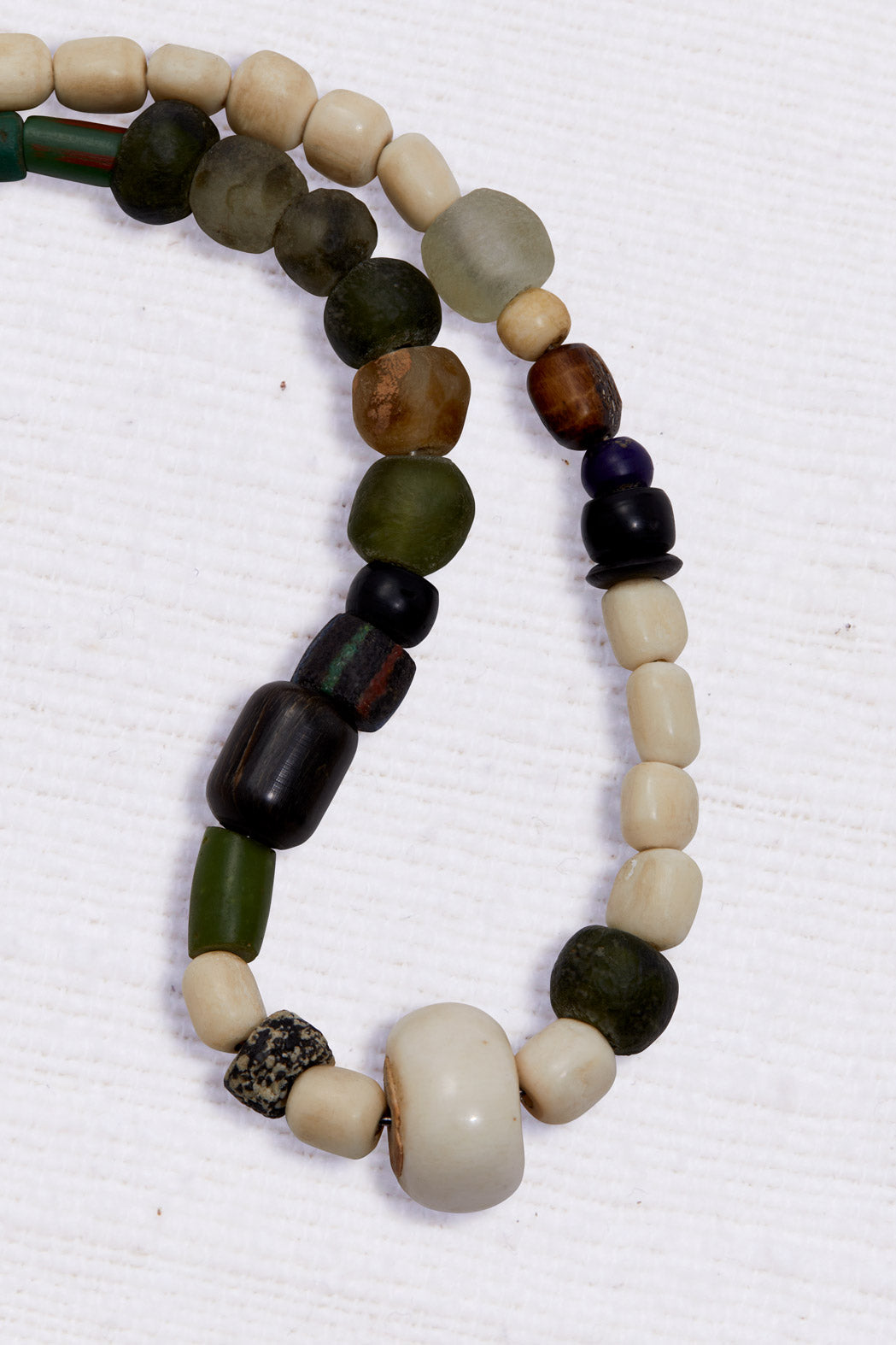 CAMPFIRE WHITE WITH RUSTIC GREEN CHOKER