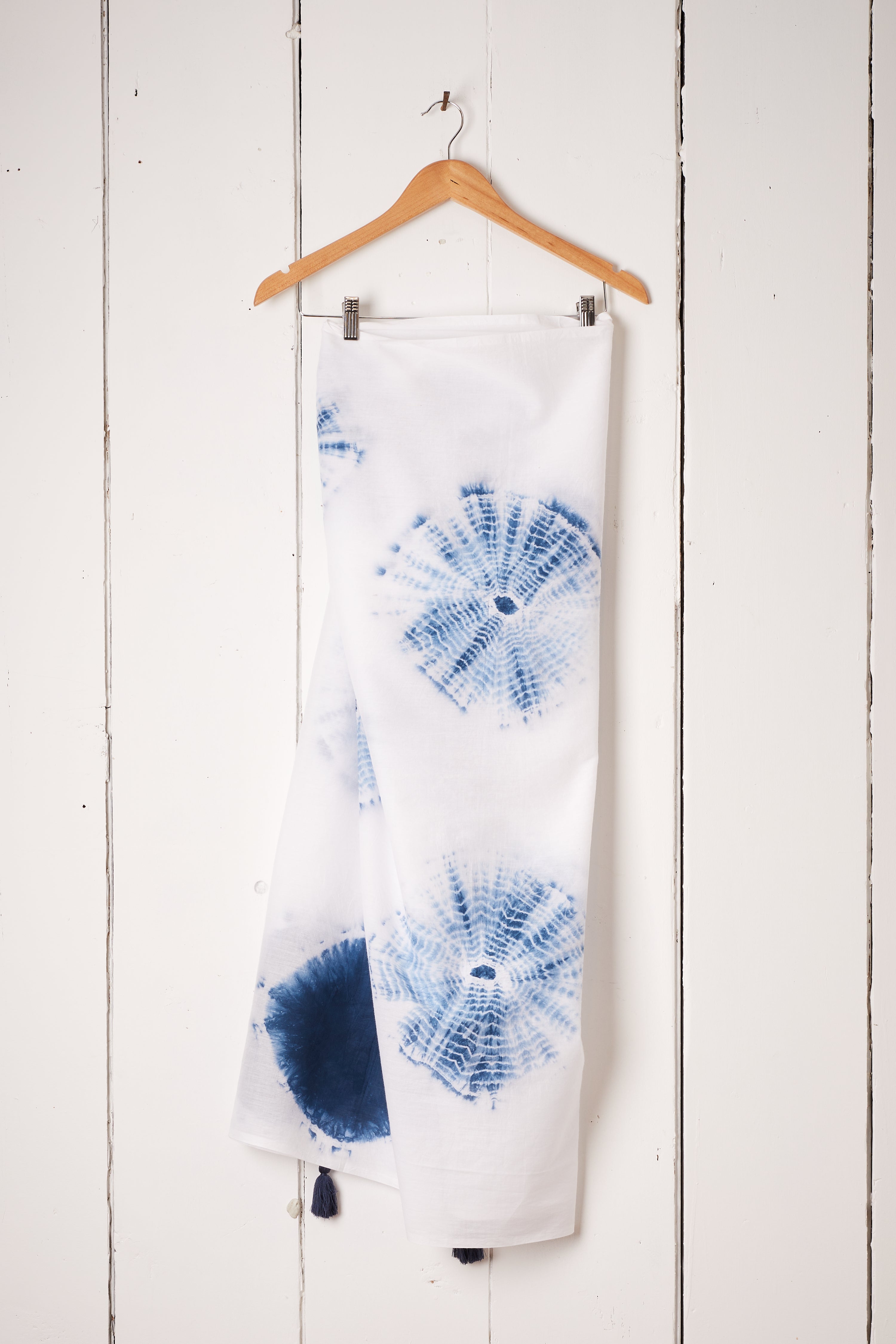 WHITE AND INDIGO SARONG