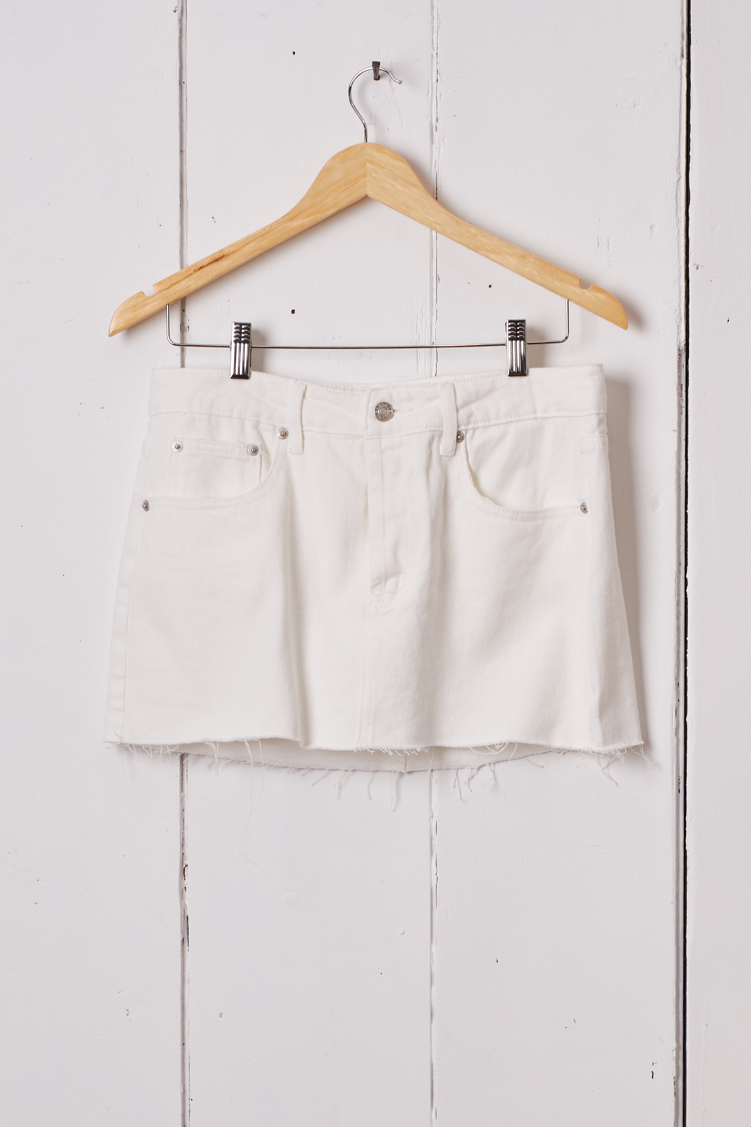 WHITE SHORT DENIM CUT OFF SKIRT