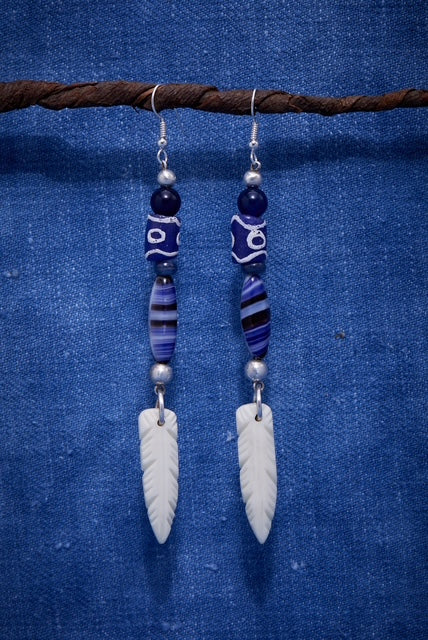 NAVY BLUE PRINT CREAM FEATHER EARRINGS