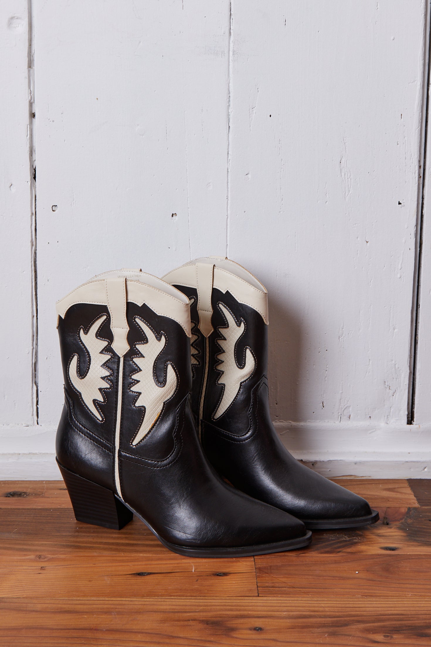BLACK AND WHITE SHORT COWBOY BOOT