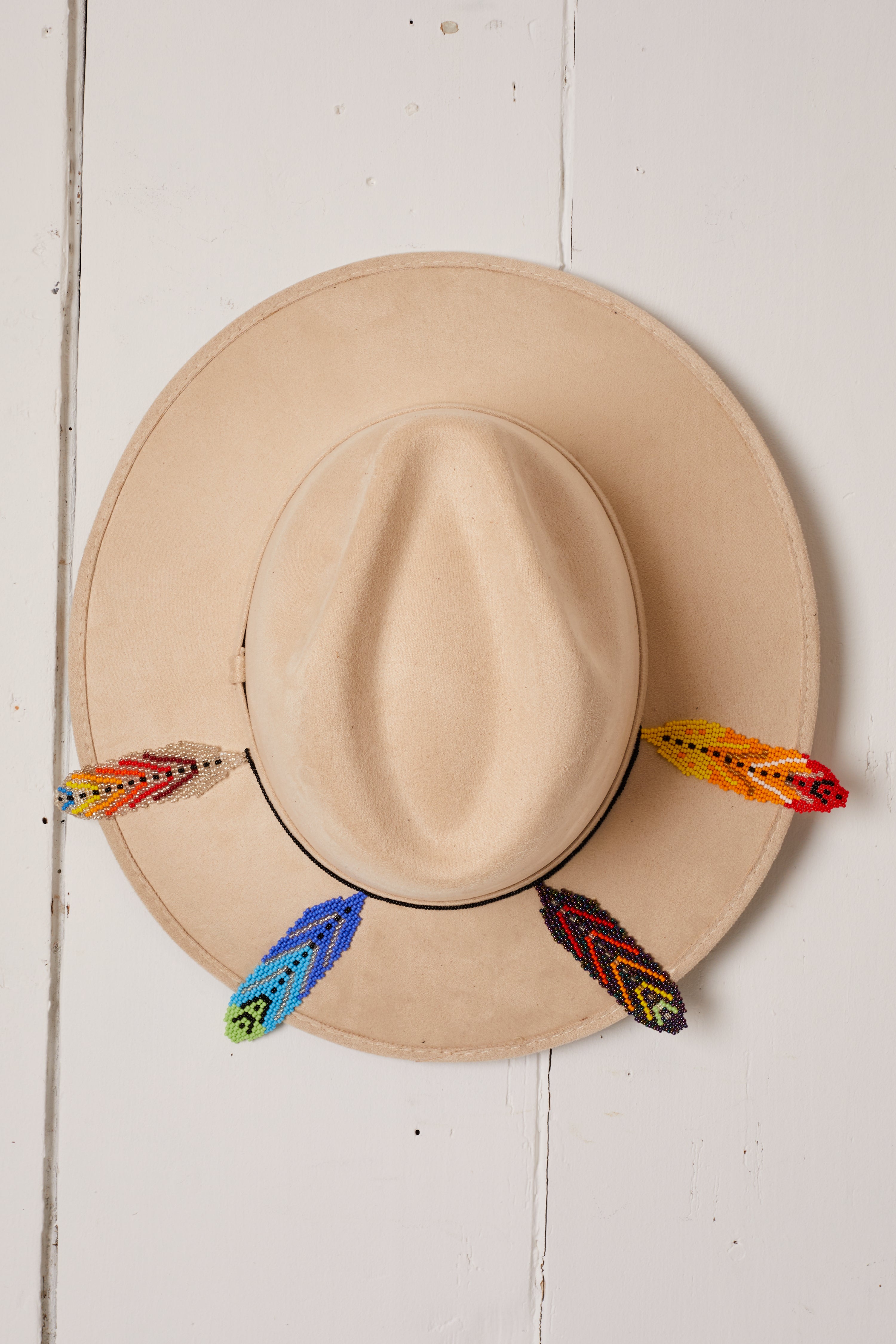 CREAM FELT BRIGHT FEATHER COWBOY HAT