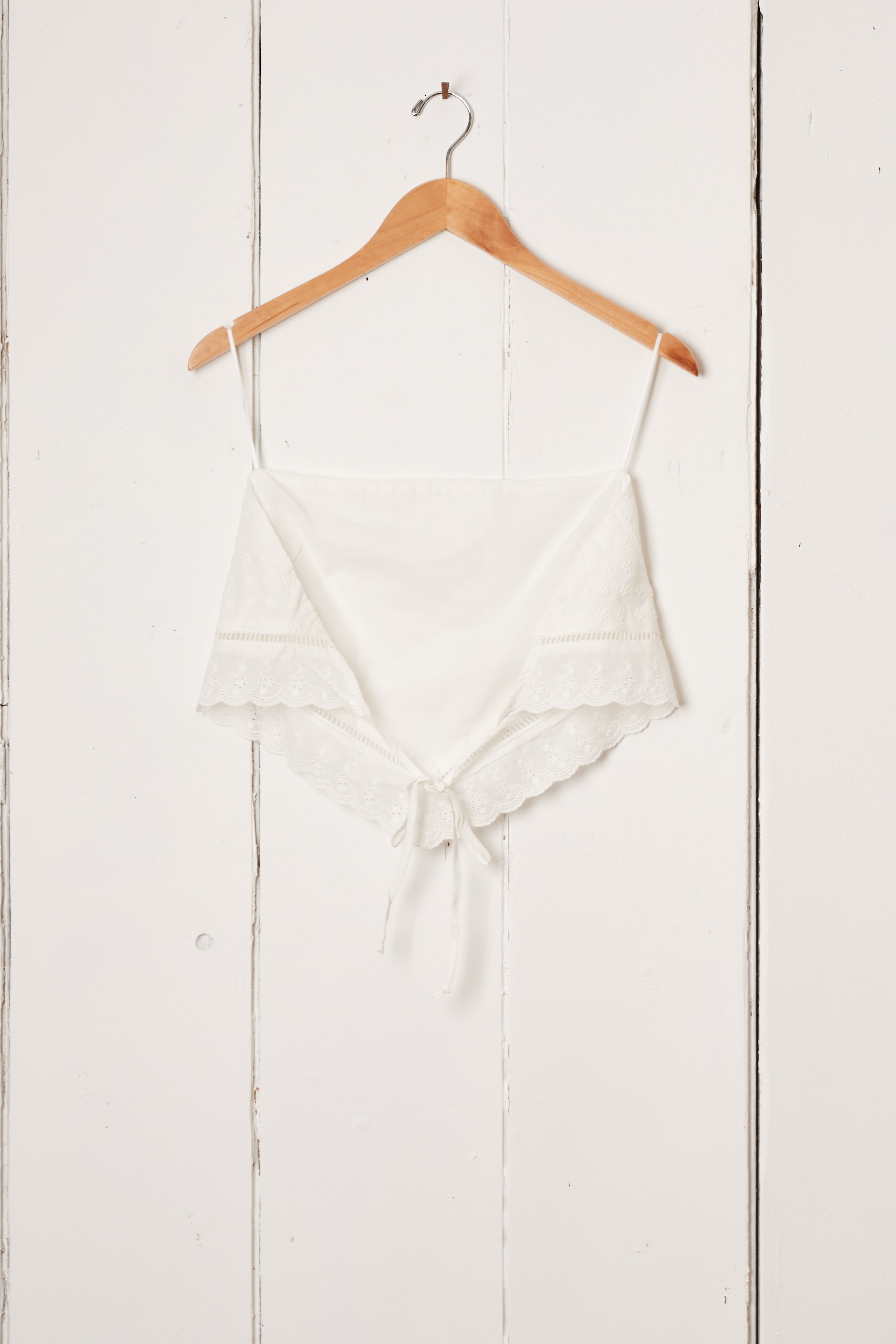 WHITE EMBROIDERED LACE BANDANA TOP