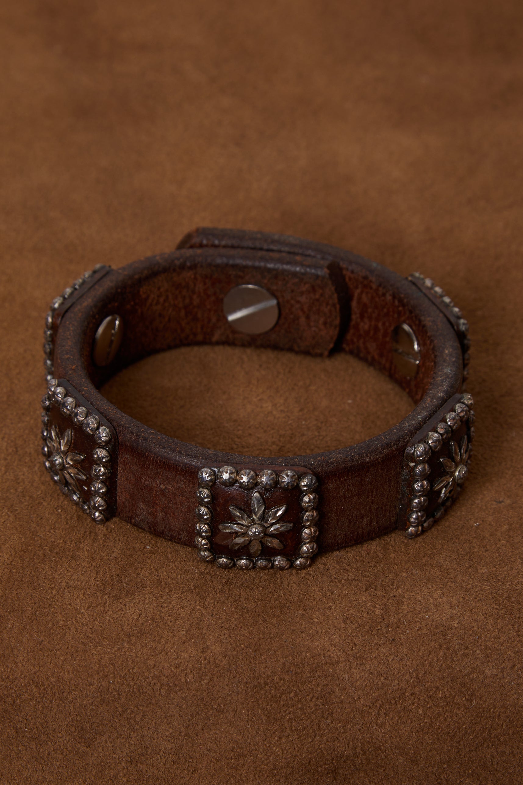 WEATHERED DARK BROWN LEATHER AND SILVER FLORAL BRACELET
