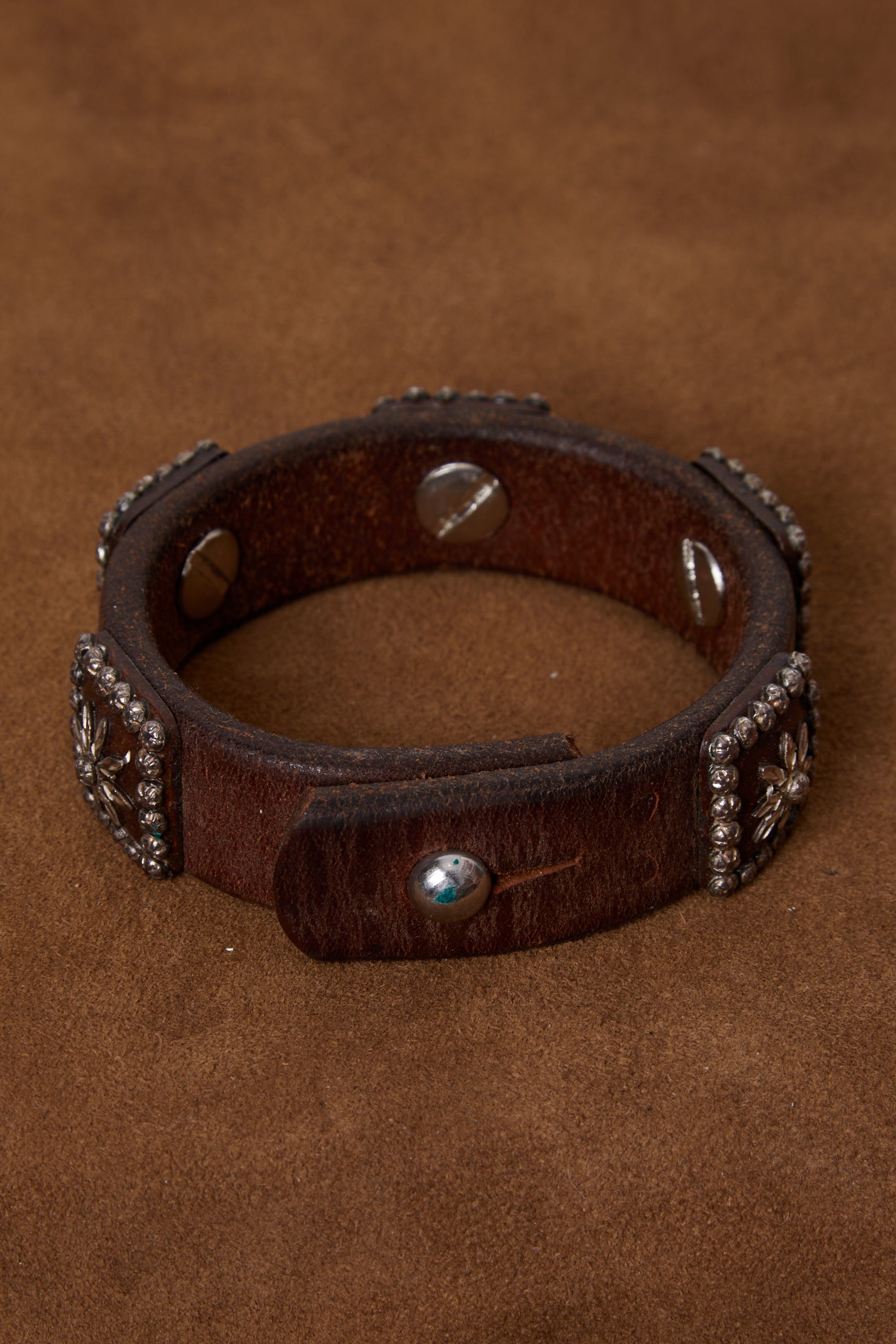WEATHERED DARK BROWN LEATHER AND SILVER FLORAL BRACELET