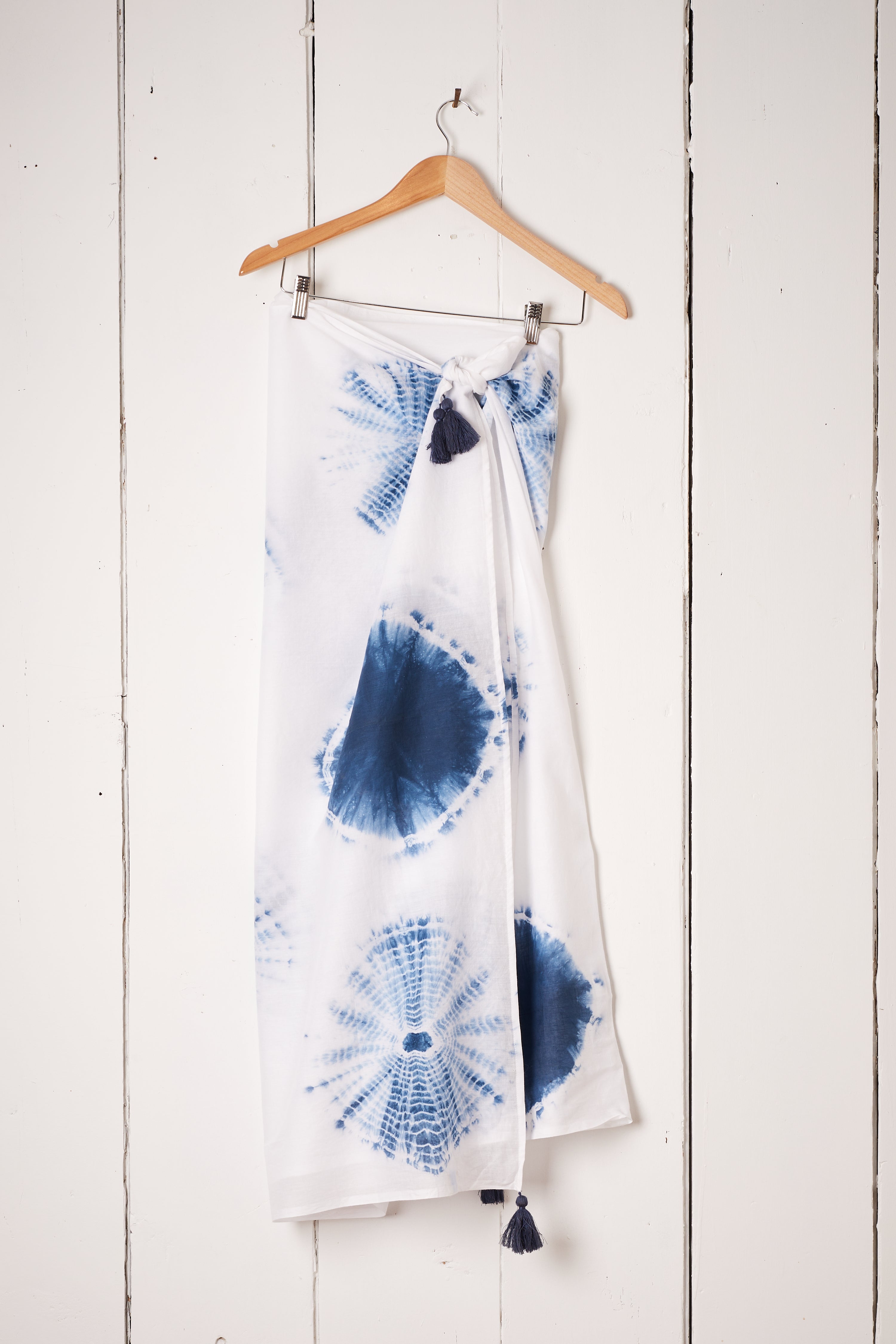 WHITE AND INDIGO SARONG