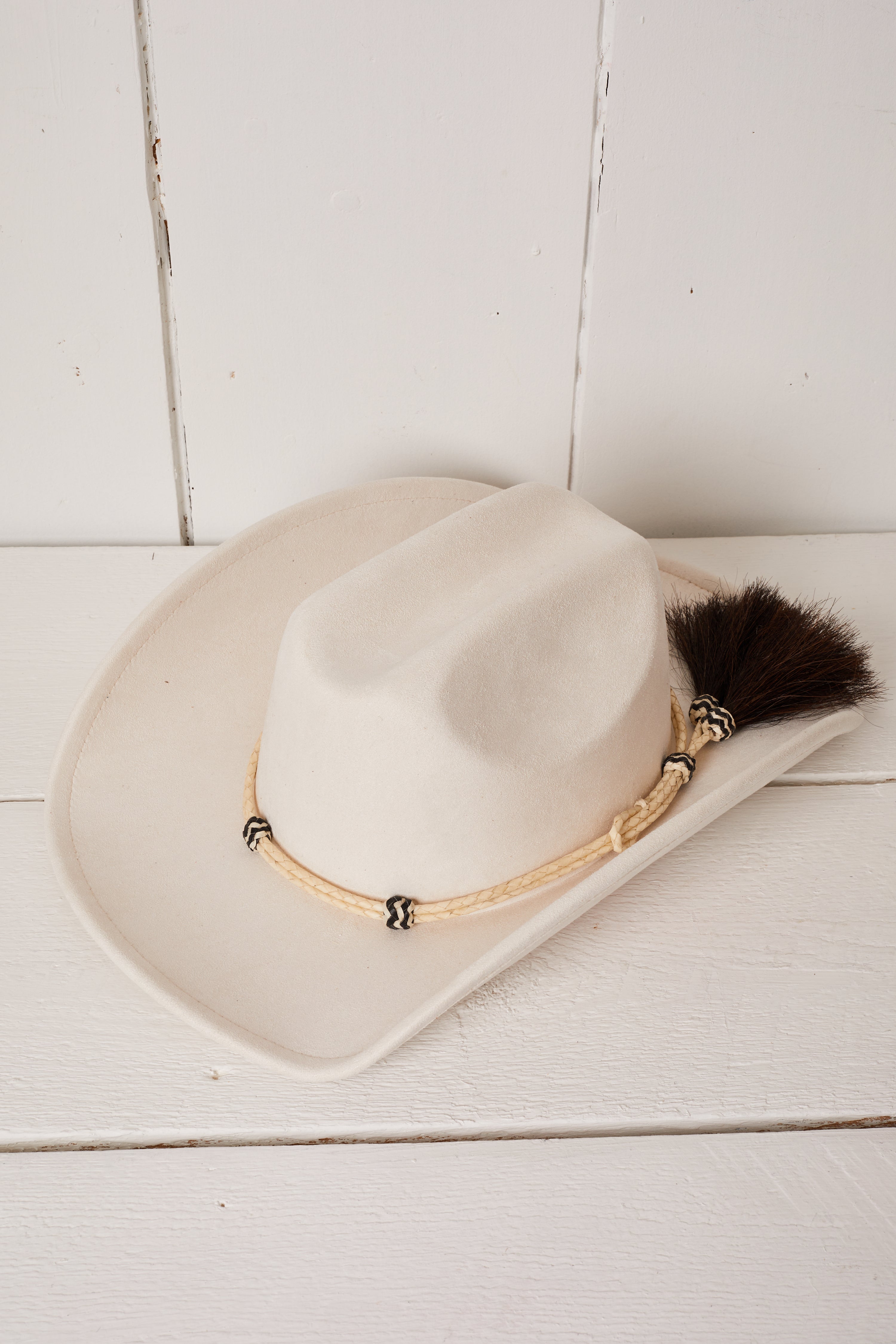 WHITE VEGAN SUEDE CREAM BLACK ROPE COWBOY HAT