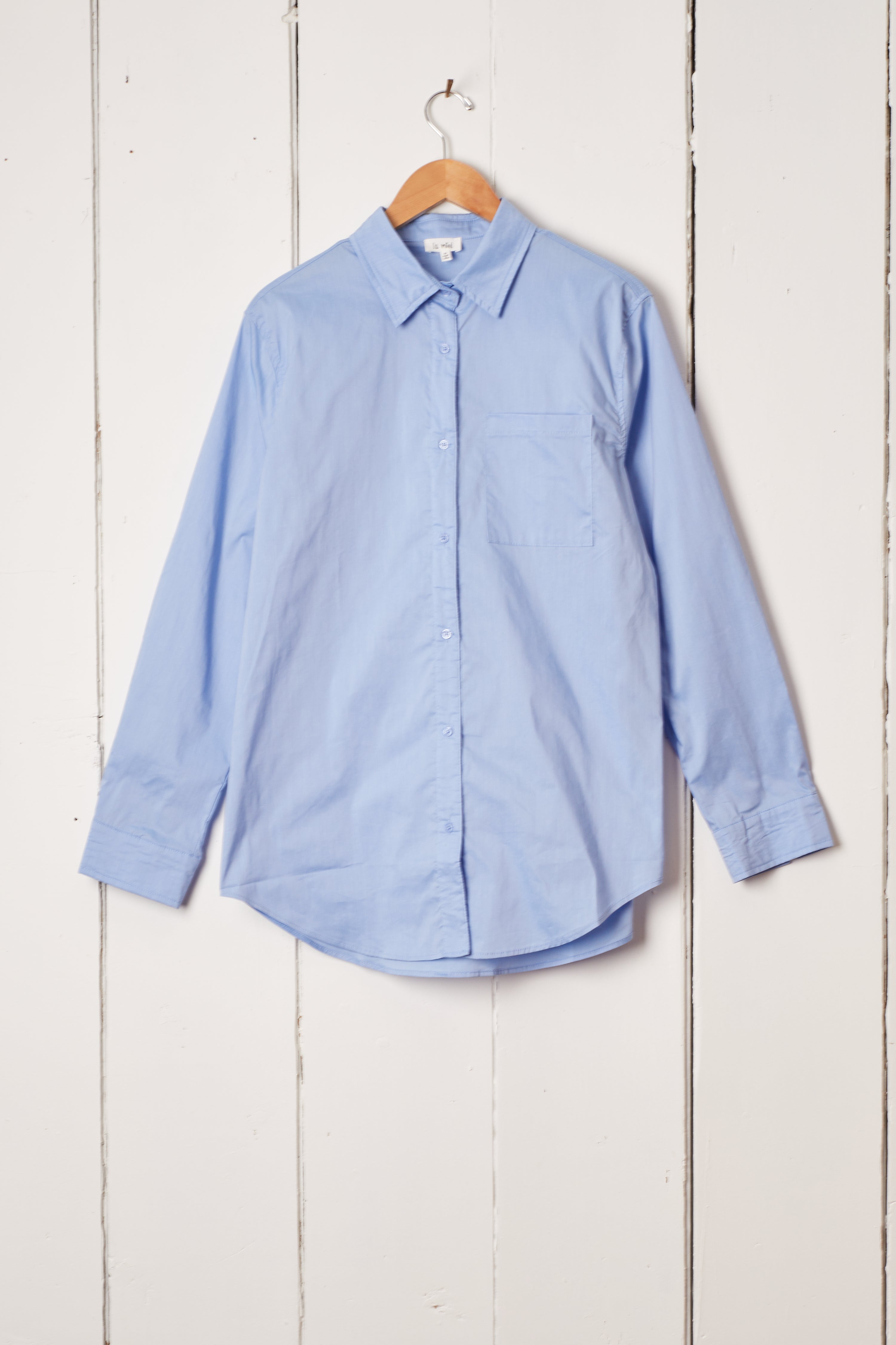 CLASSIC BLUE POCKET BUTTON DOWN