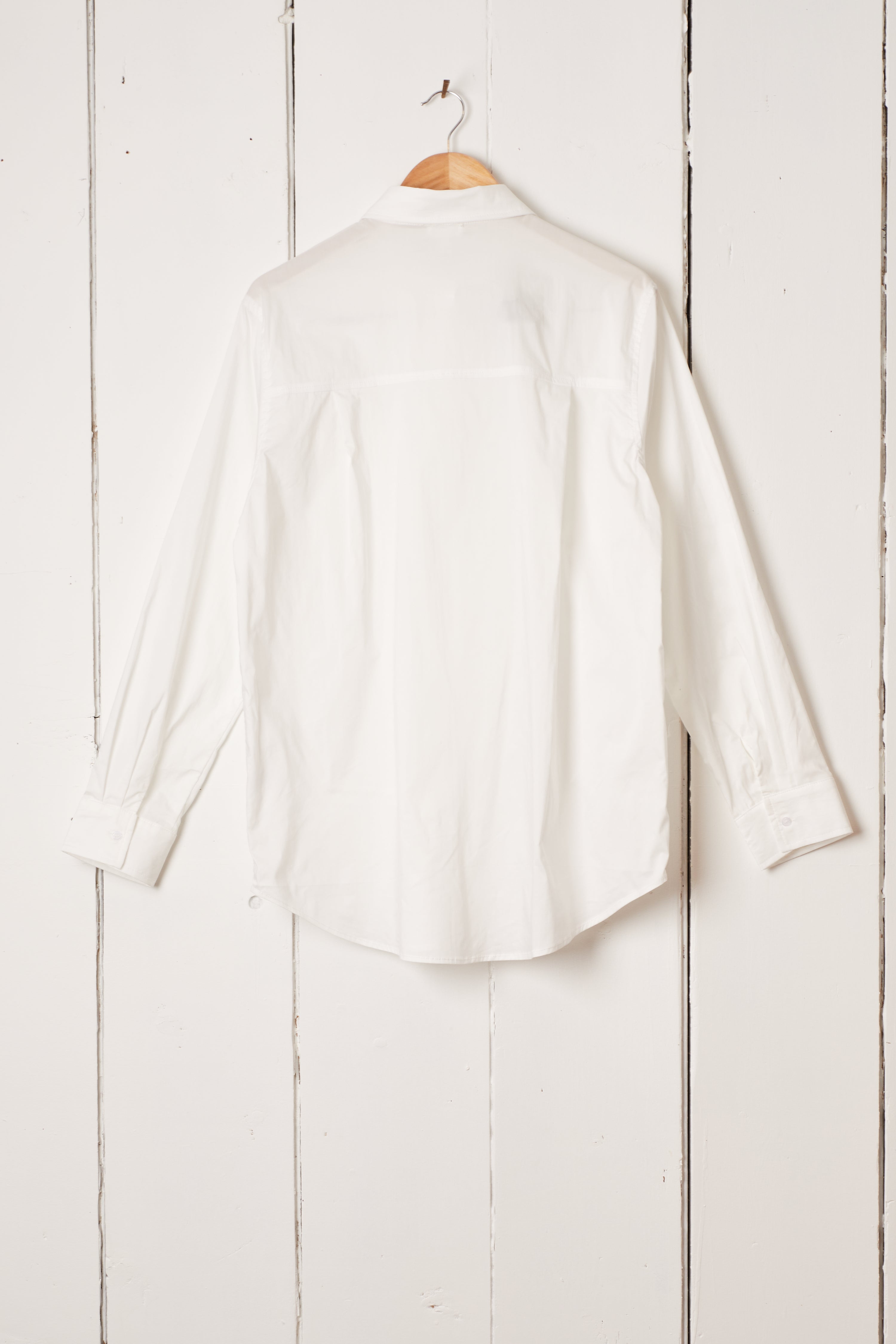 CLASSIC WHITE POCKET BUTTON DOWN
