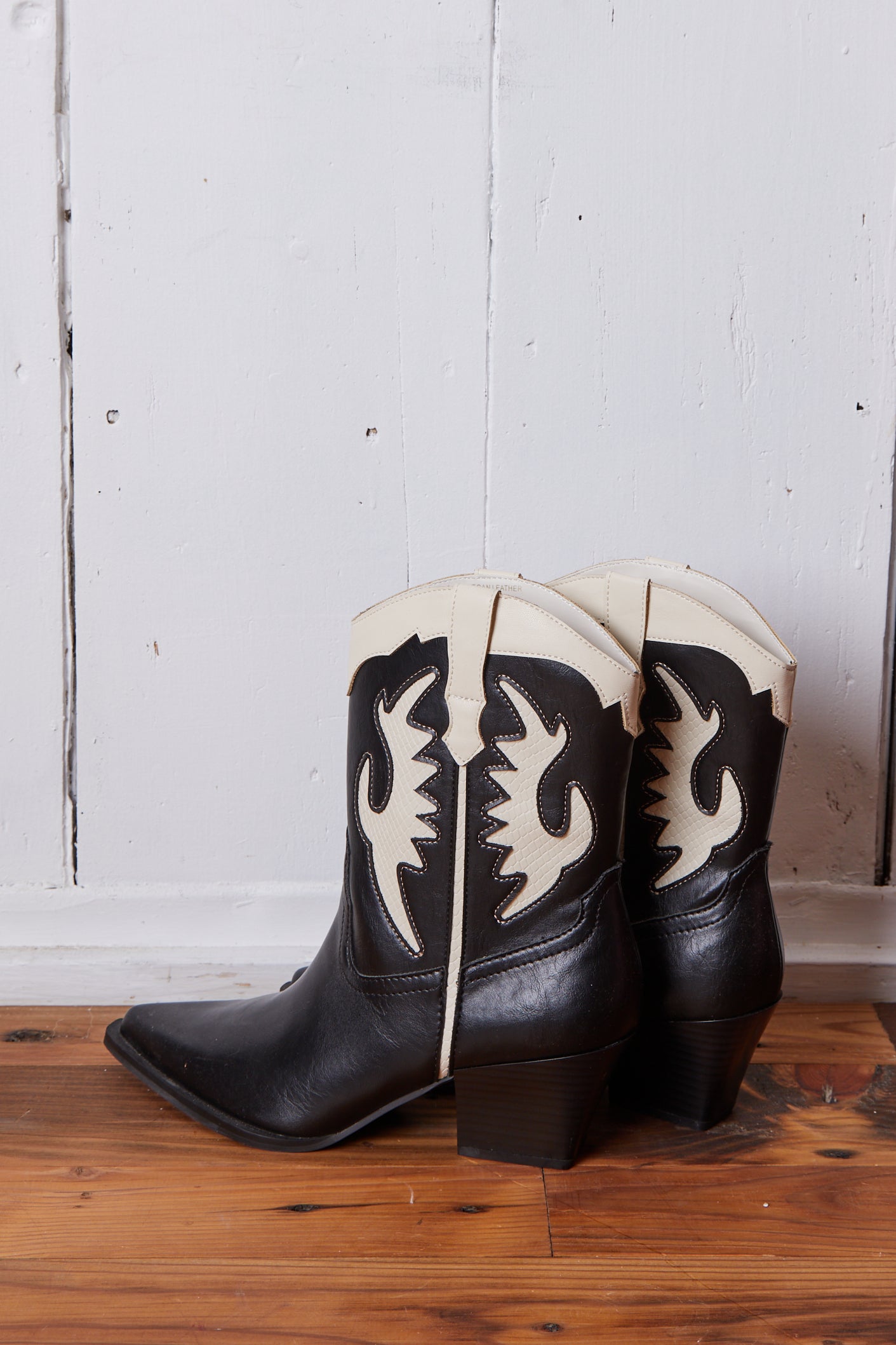 BLACK AND WHITE SHORT COWBOY BOOT