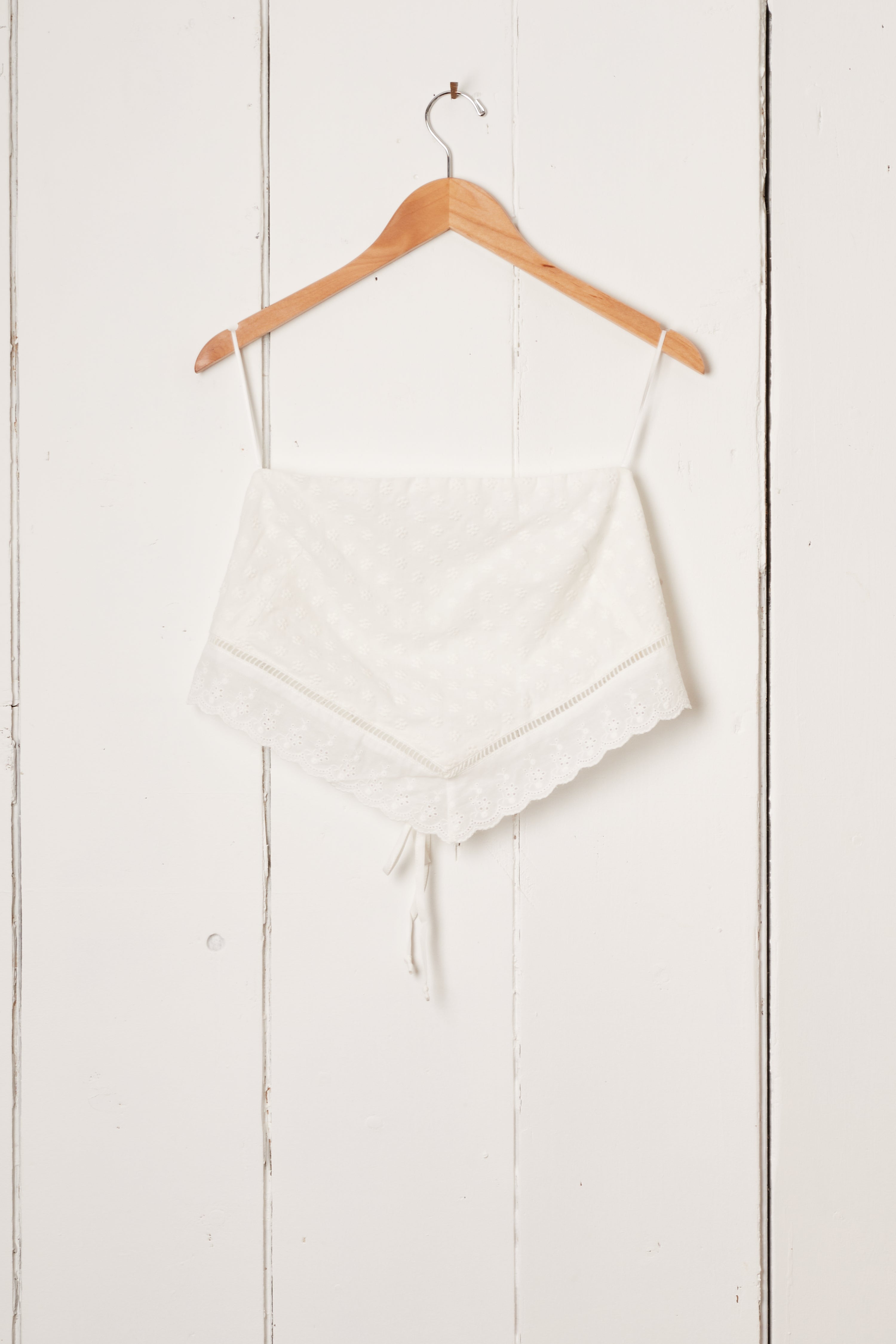 WHITE EMBROIDERED LACE BANDANA TOP