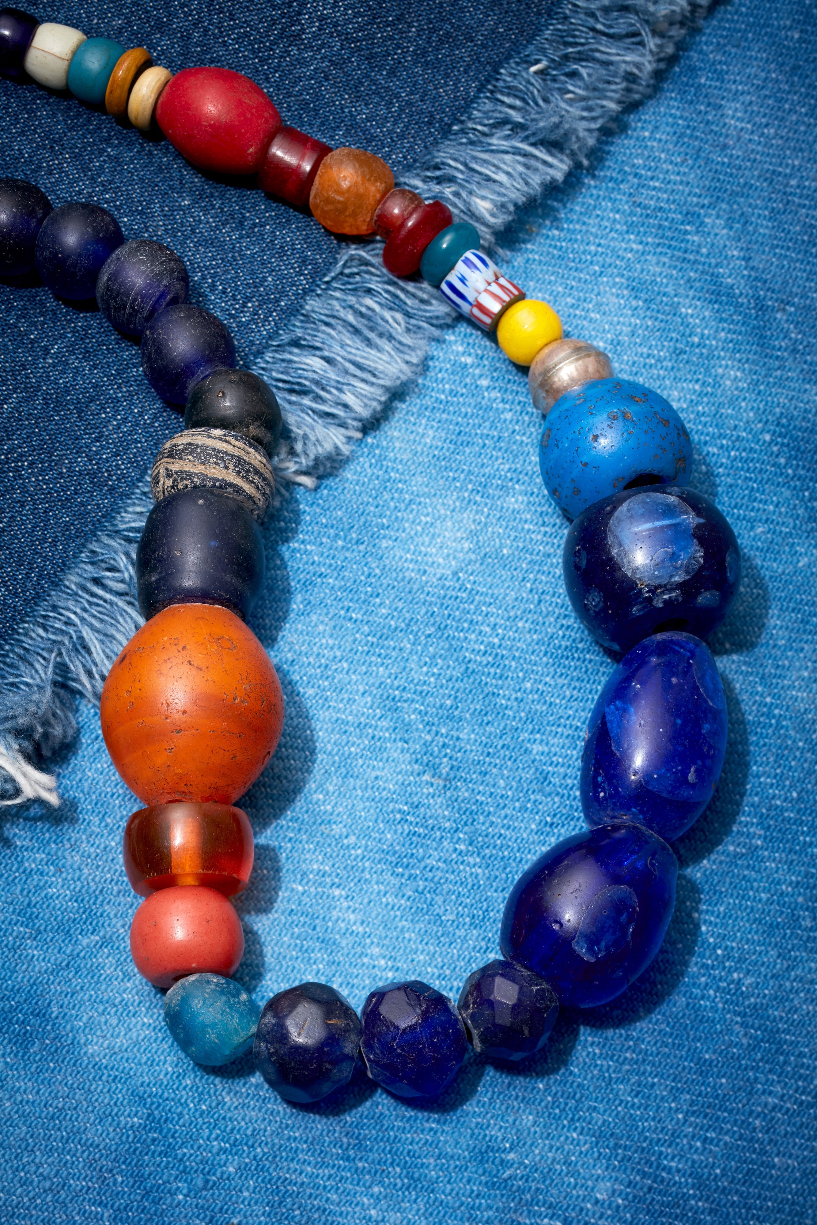 SHORT HAPPY CAMPFIRE BLUE NECKLACE