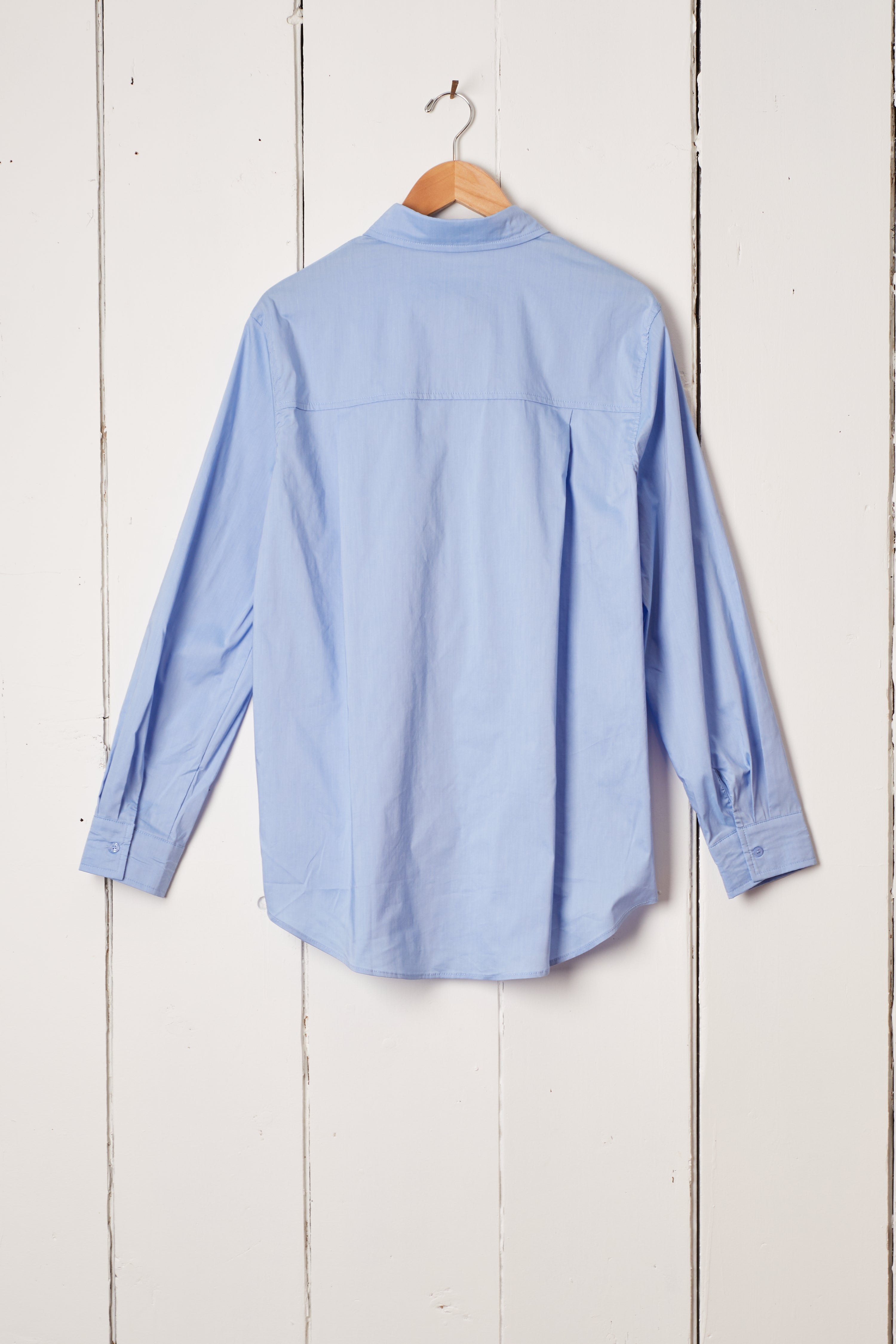 CLASSIC BLUE POCKET BUTTON DOWN