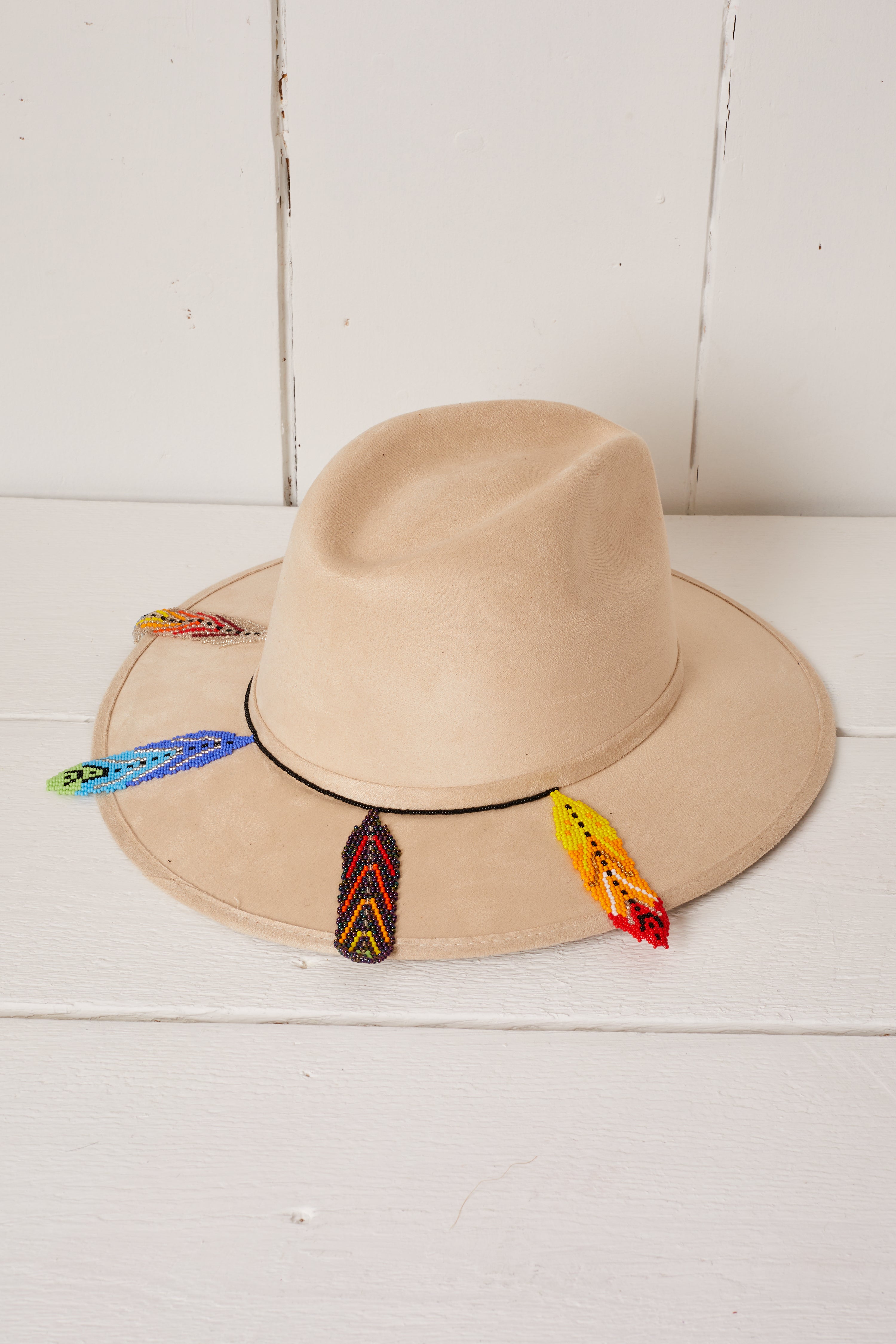 CREAM FELT BRIGHT FEATHER COWBOY HAT