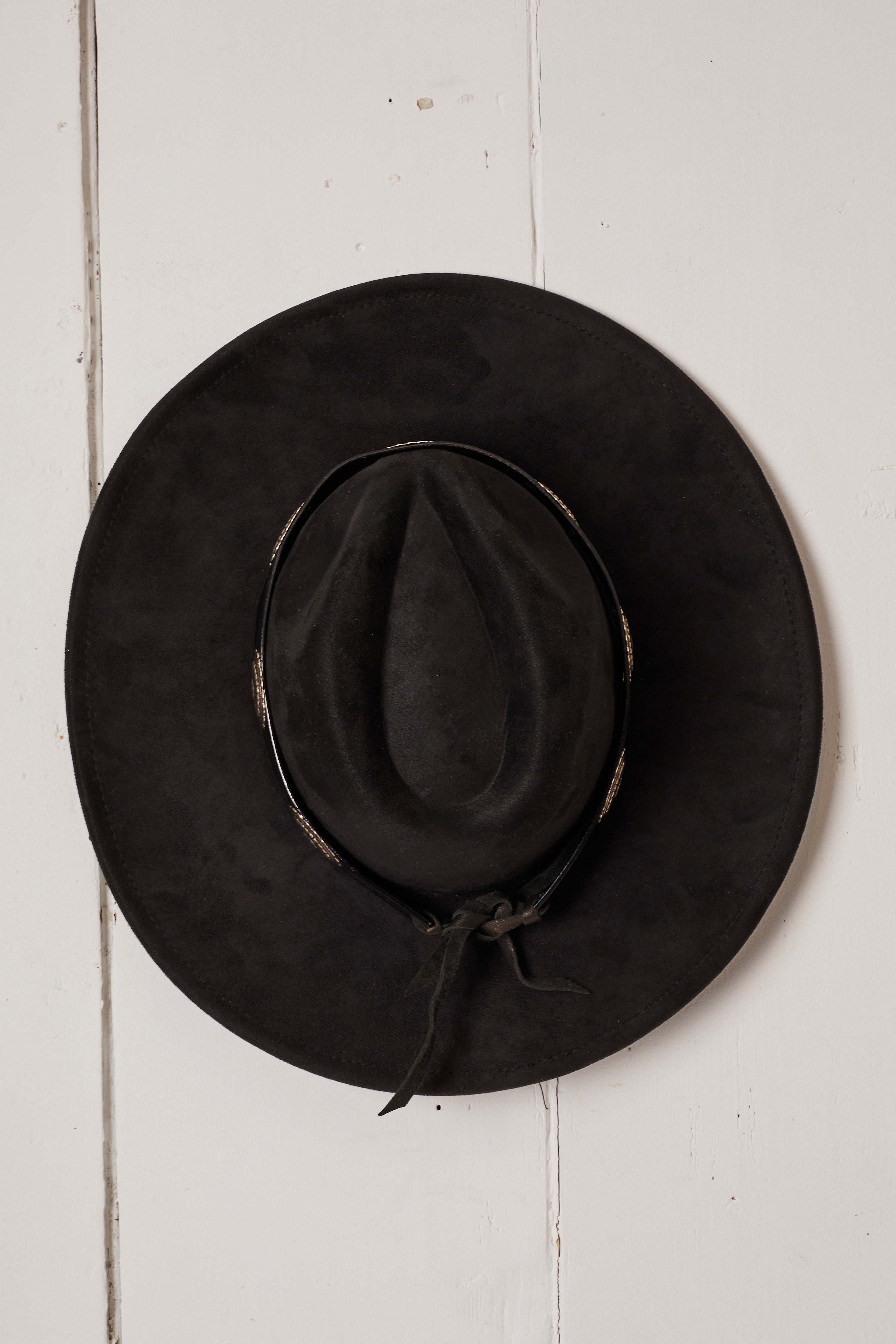 BLACK VEGAN SUEDE BLACK WIDE CONCHO HAT
