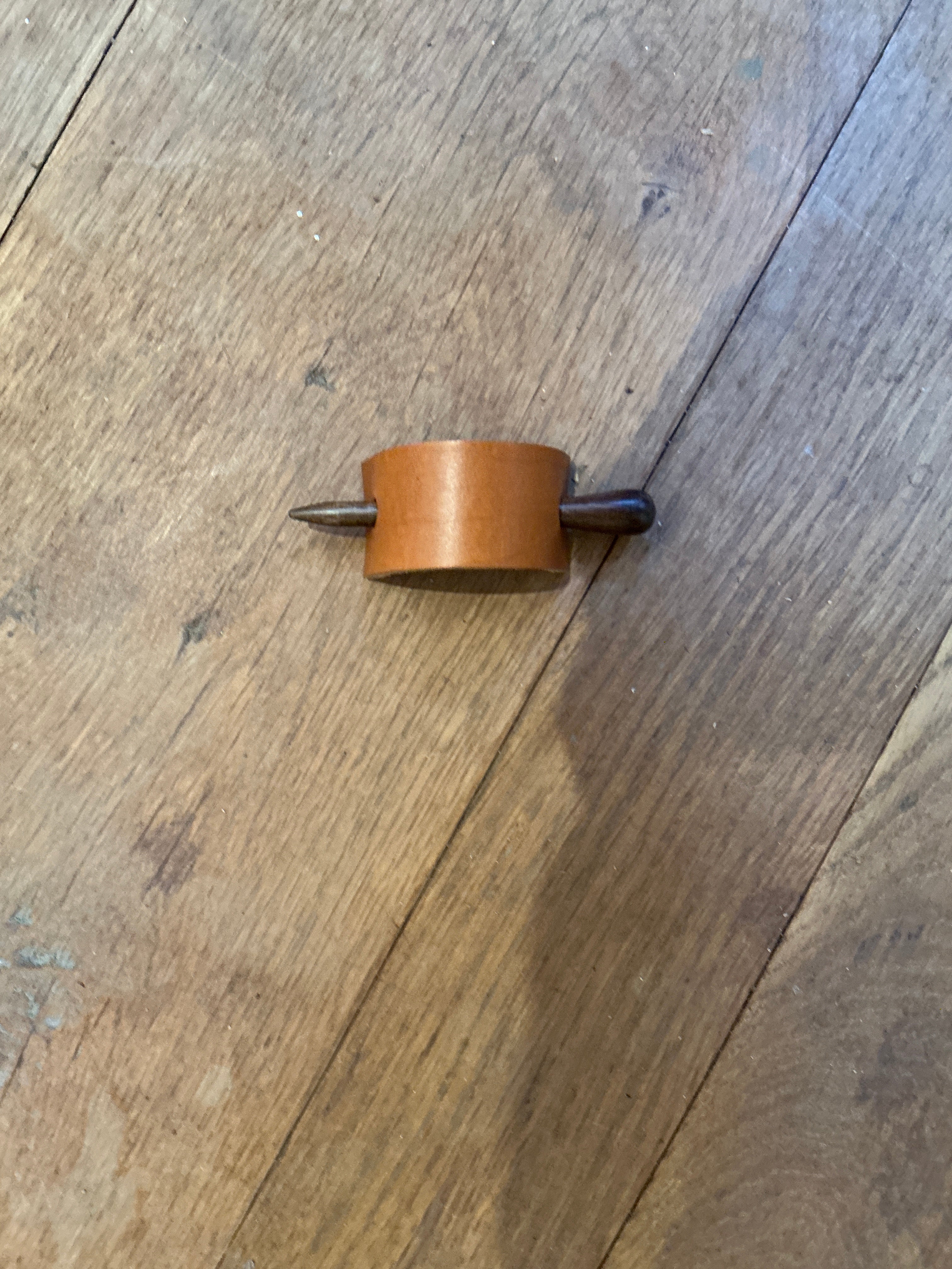 SMALL LIGHT BROWN LEATHER BARRETTE WITH DRK BROWN STICK