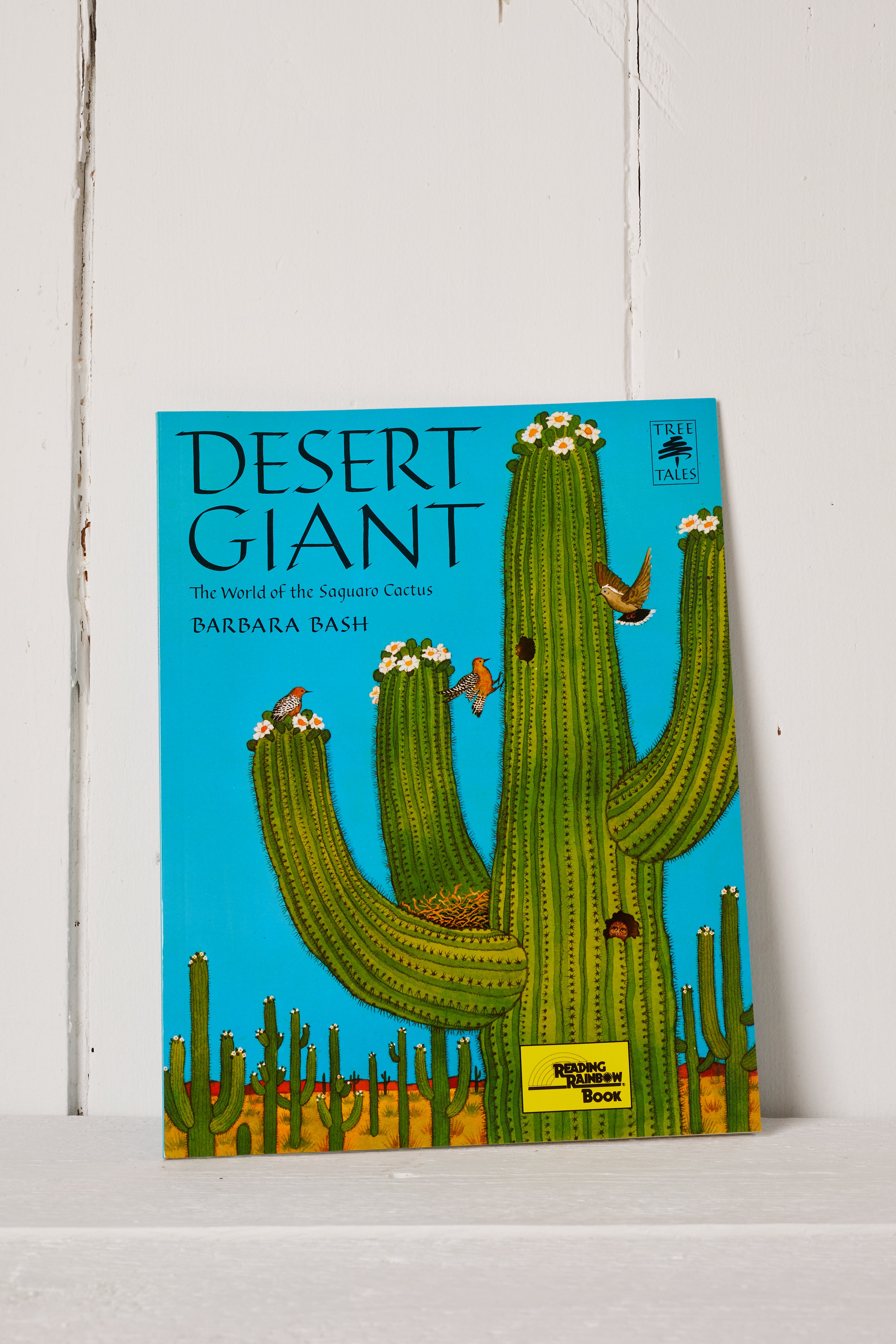 DESERT GIANT: THE WIRLD OF THE SAGUARO CACTUS
