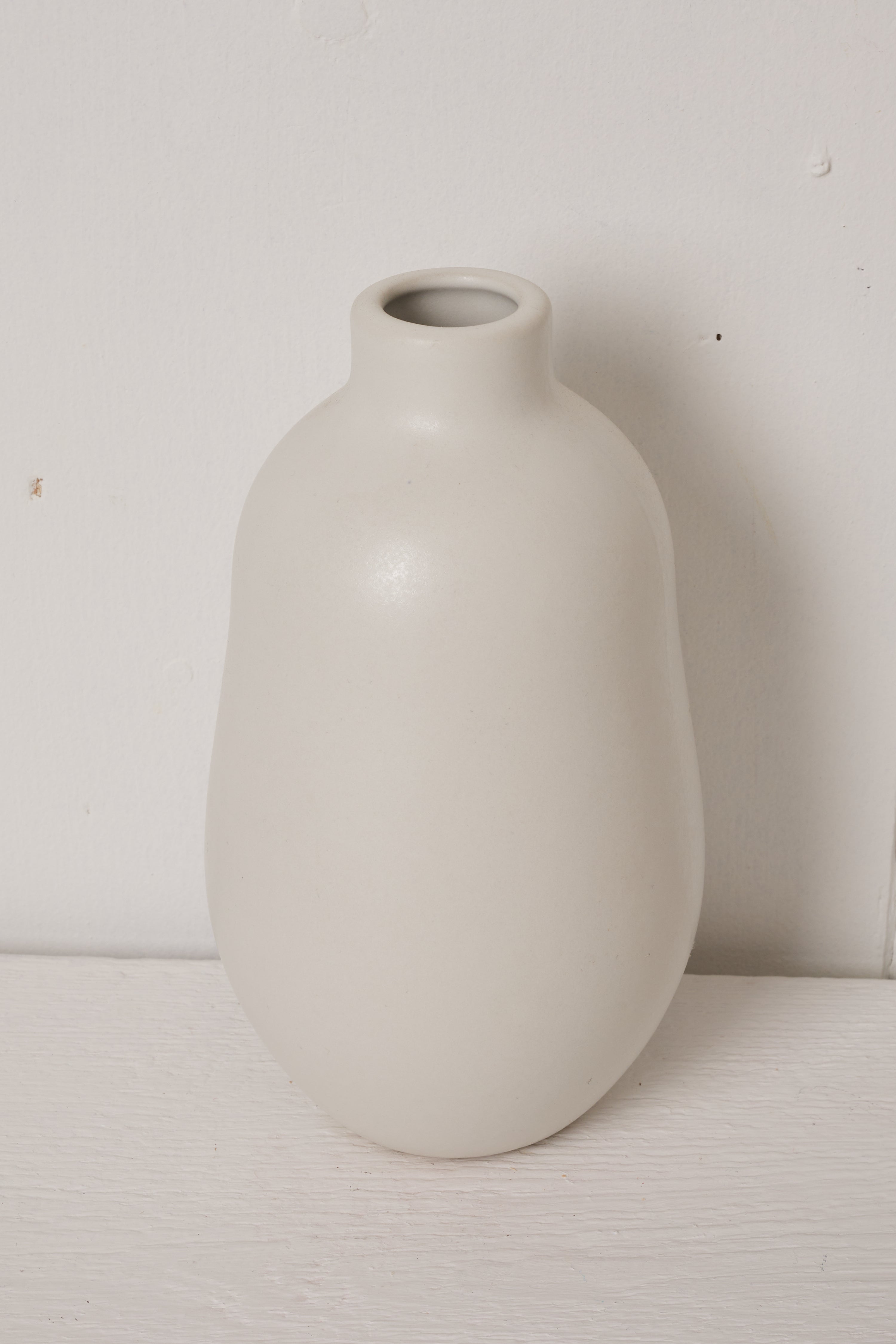 MATTE WHITE STONEWARE VASE